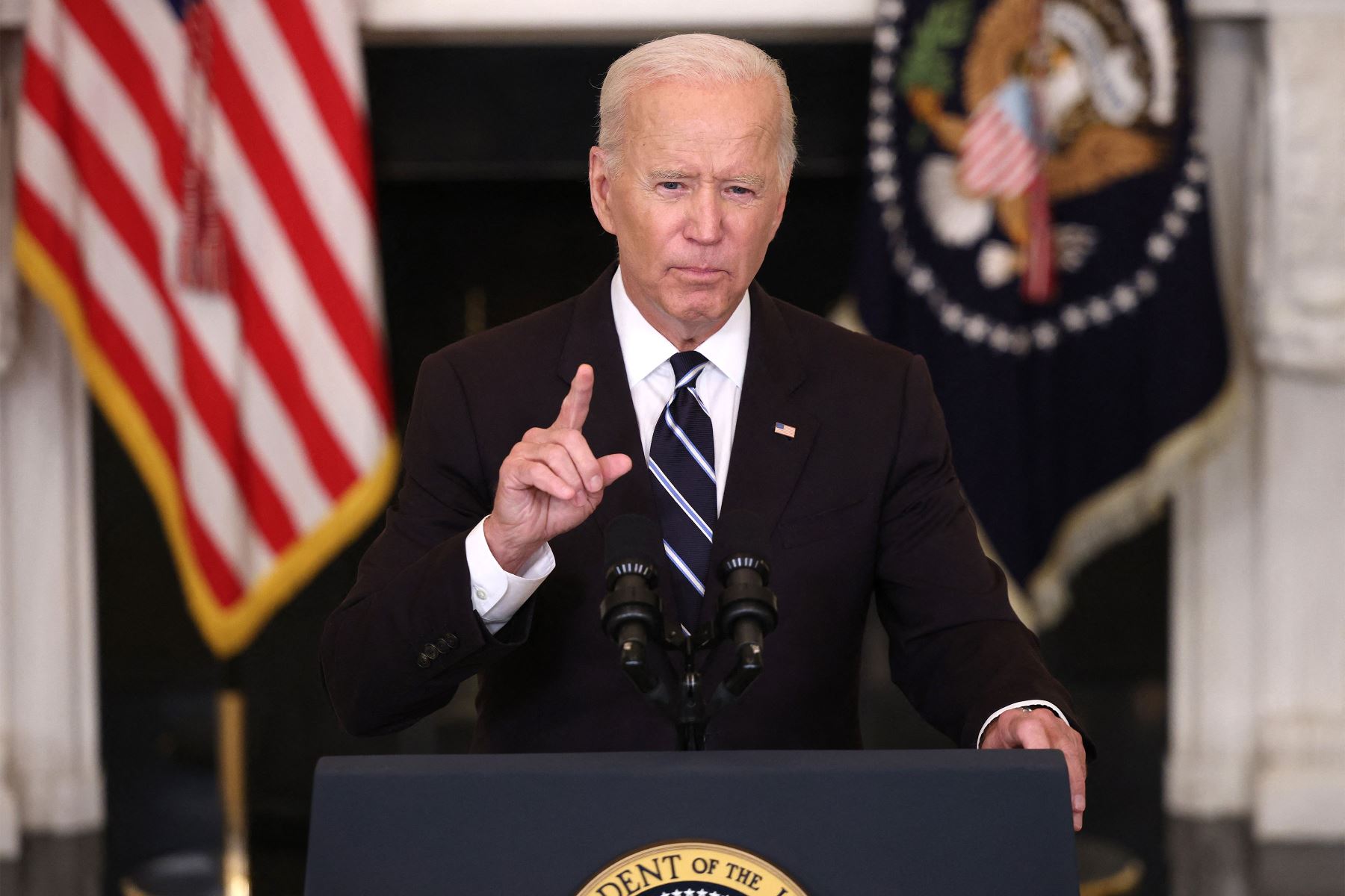 Biden dice a los no vacunados que su paciencia "se está agotando"