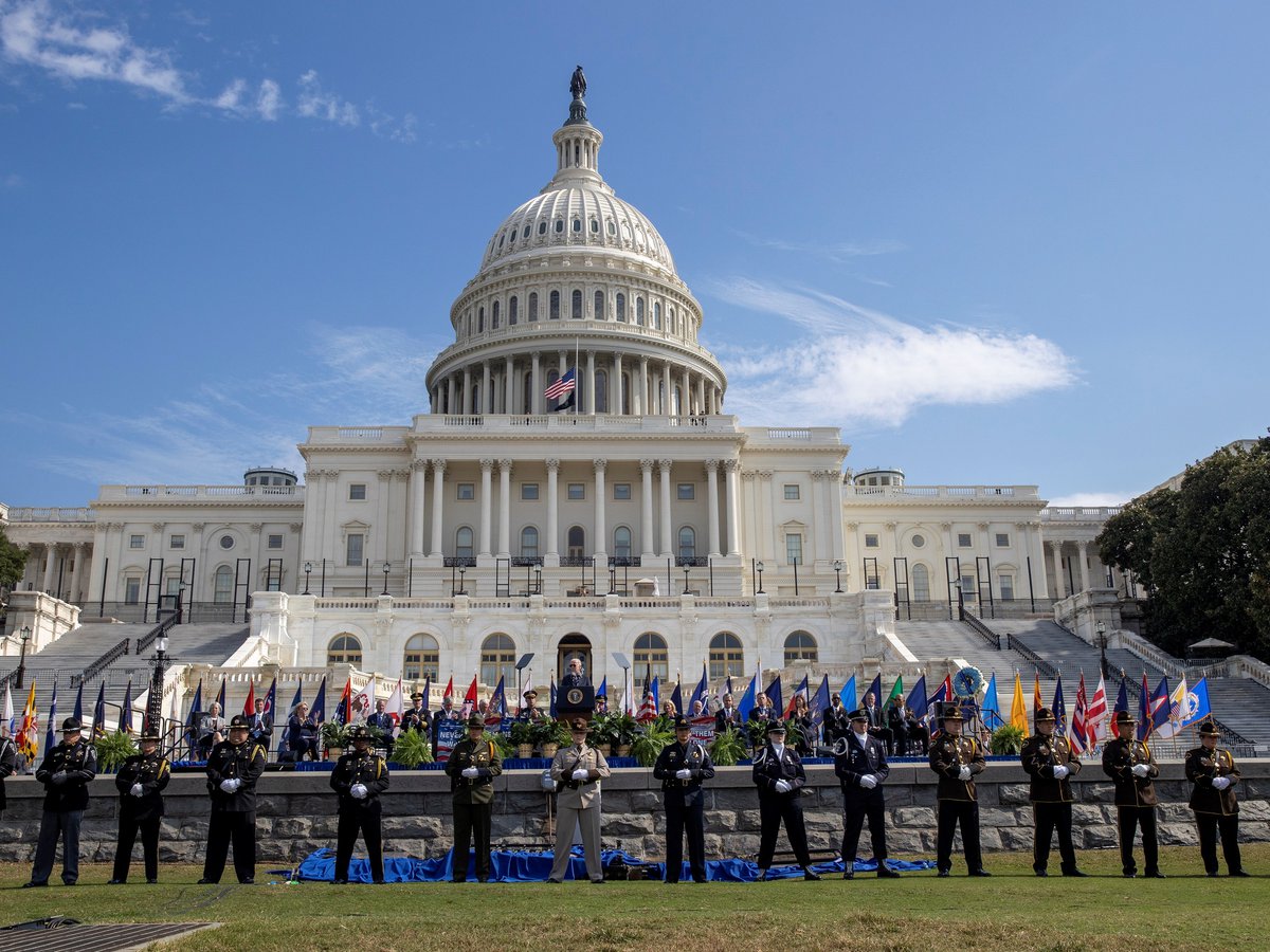 Biden homenajea a los policías que contuvieron el asalto al Capitolio