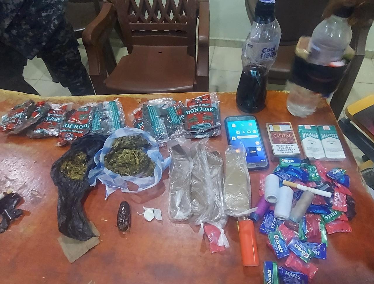 Agentes policiales apresan un hombre intentó entrar cocaína y marihuana al correccional de La Vega