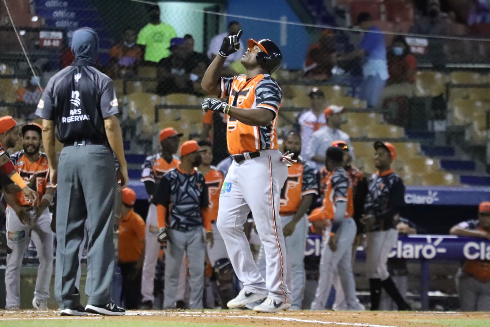 Toros del Este derrotaron a los Leones del Escogido con pizarra de 3-1