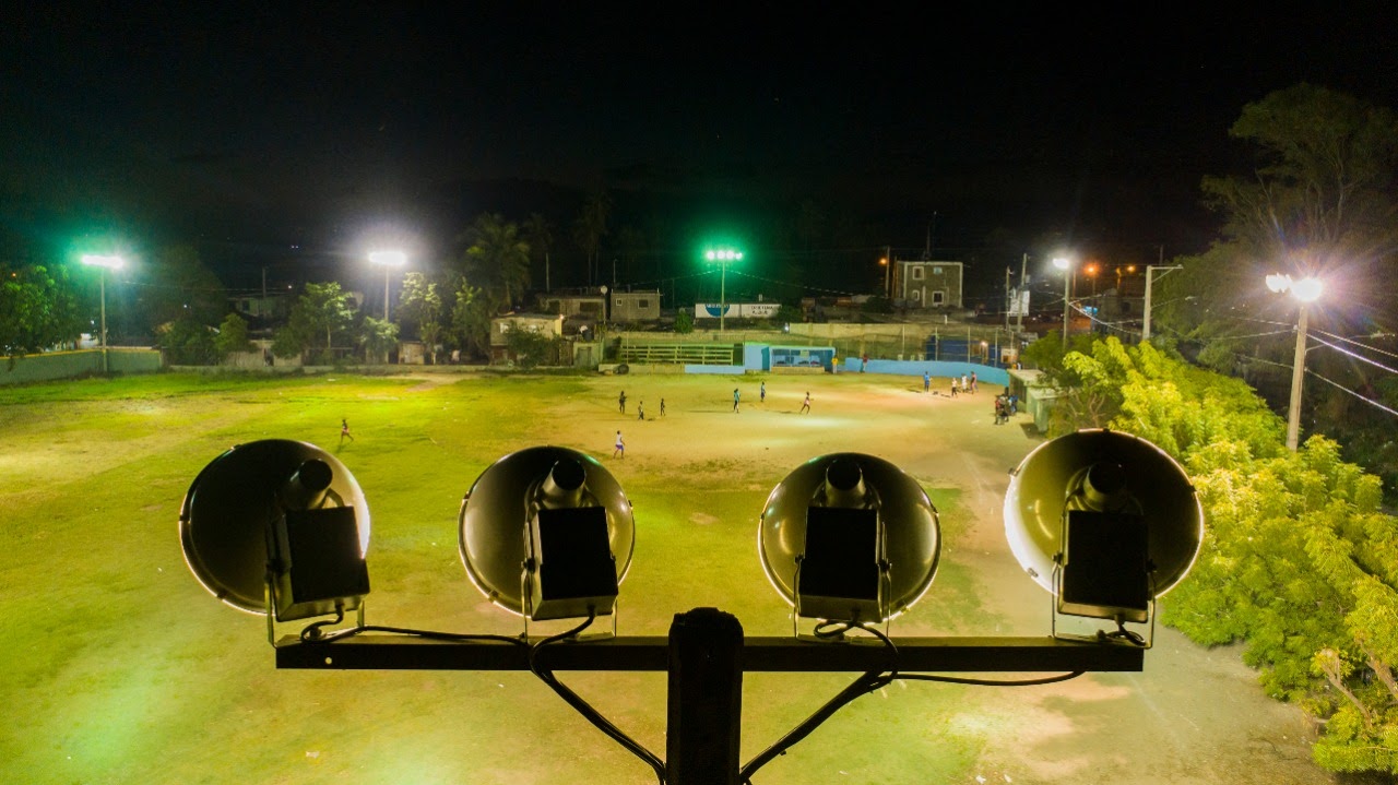 Edesur ilumina y electrifica el estadio de Caballona en SDO