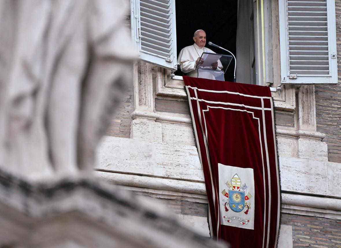 El papa denuncia la esclavitud y torturas a migrantes en África del norte