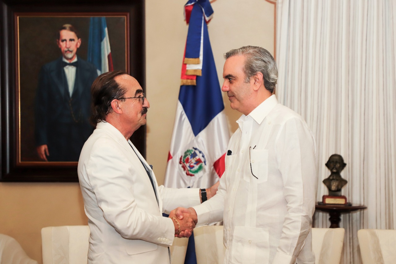 Presidente recibe a Raúl Di Blasio en el Palacio Nacional