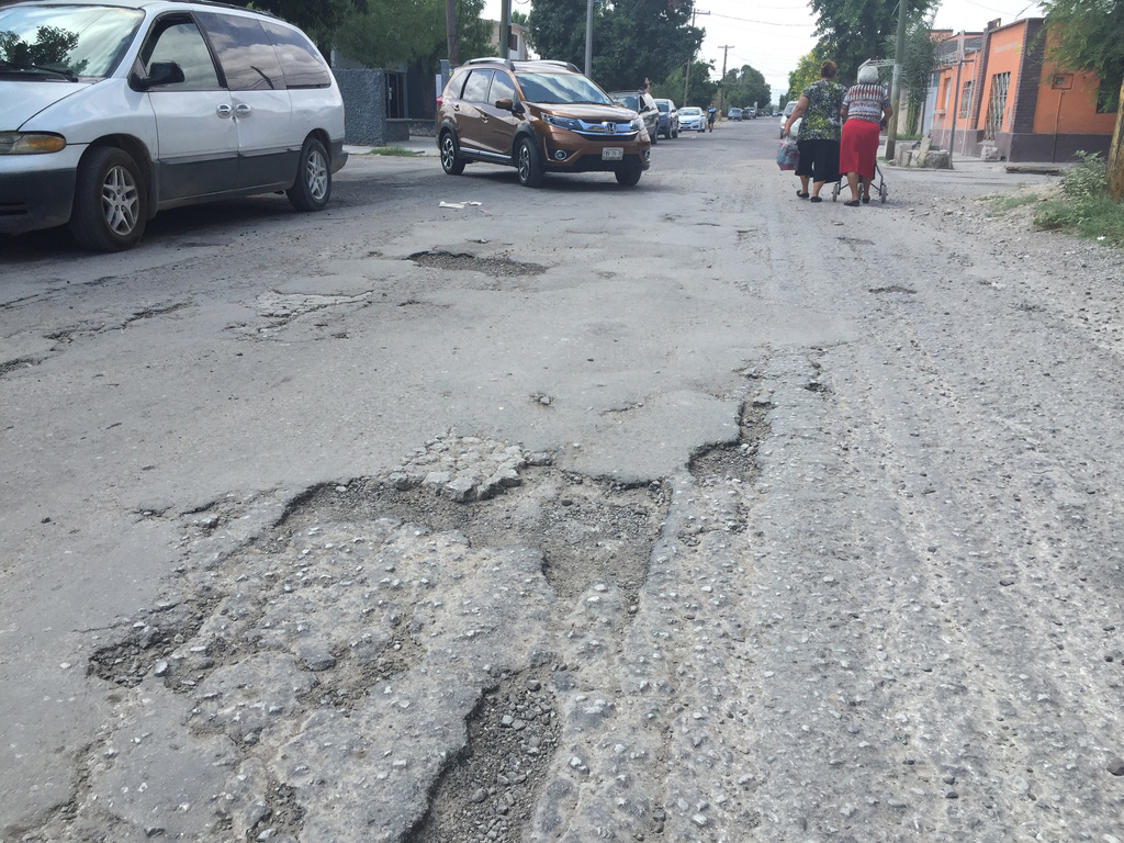 Comunitarios de Los Rieles demandan arreglo de la calle principal