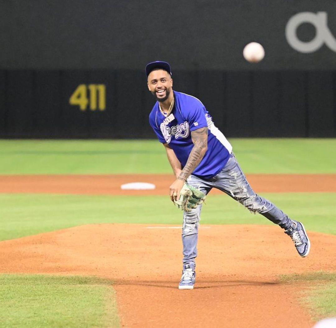 Dj Adoni hace lanzamiento de primera bola en partido de Águilas y Licey