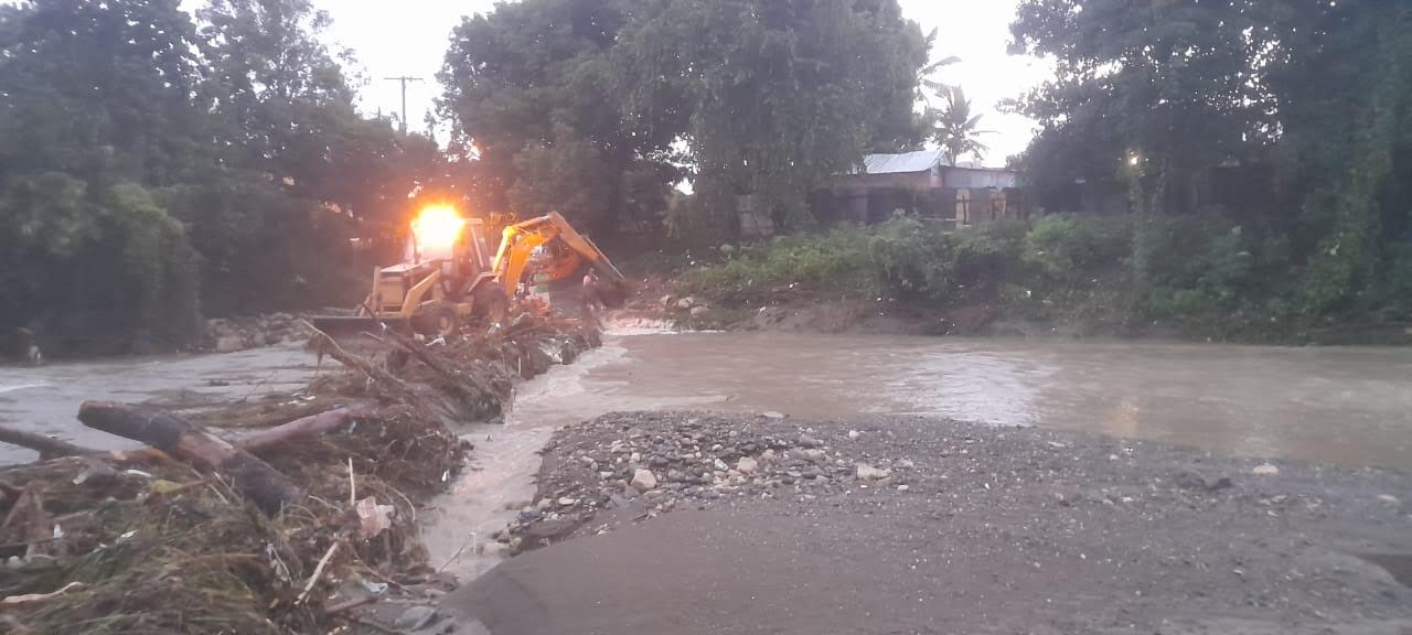 El desbordamiento de una cañada ubicada próximo al cementerio de la comunidad Ranchito de Los Vargas en el municipio de Luperón