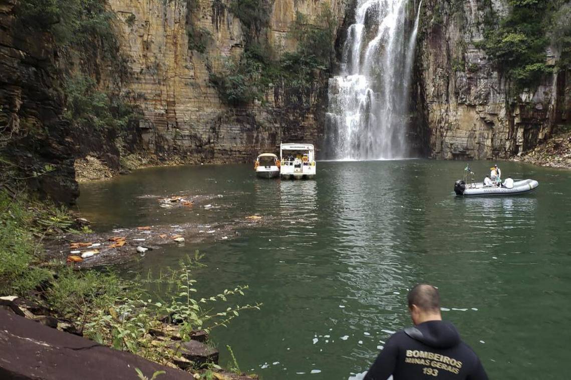 Aumenta a ocho los muertos por caída de una pared rocosa sobre barcas en Brasil