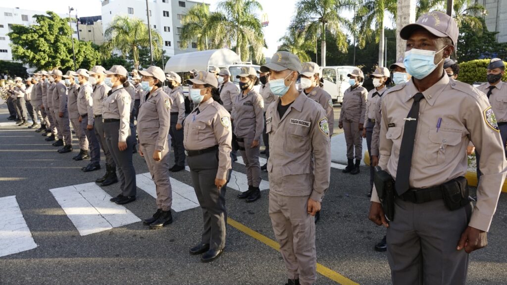 Policía dispone agentes ofrezcan "un trato digno" a los ciudadanos