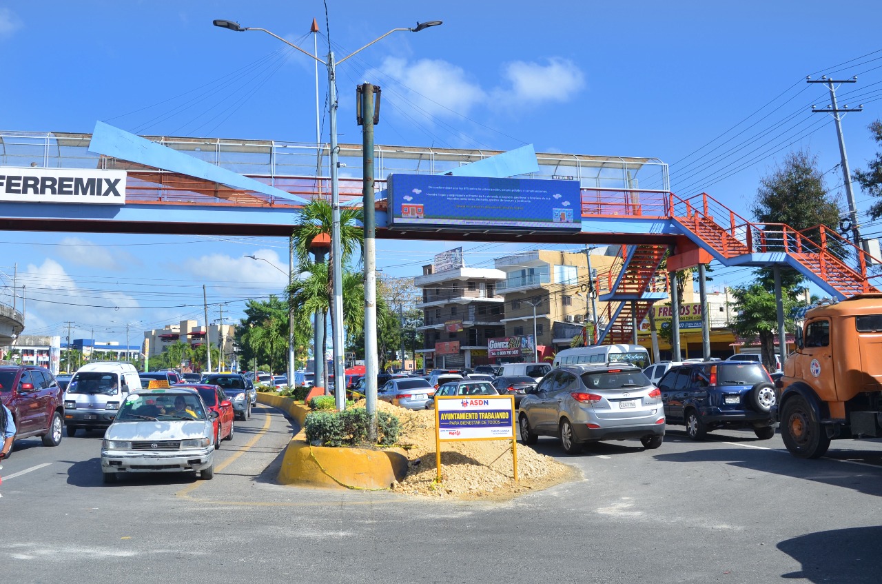 Trabajadores realizan diversos tipos de labores en las intersecciones mencionadas, a la par con agentes de la Digesset que mantienen en orden el tránsito.