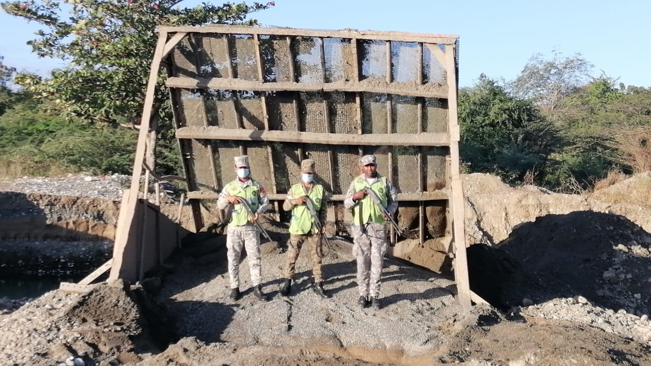 Incauta zarandas, camiones e infractores en operativos en Ríos Haina