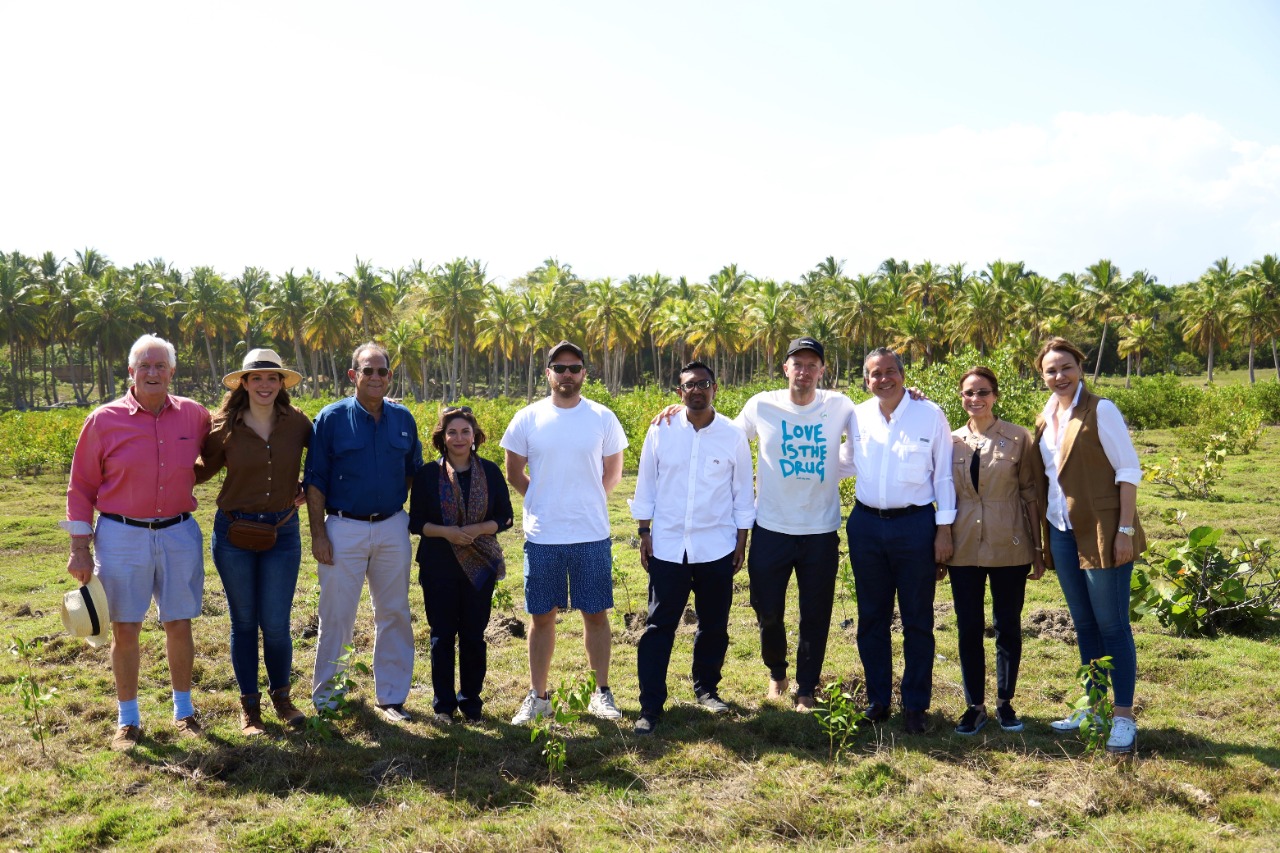 Integrantes de Coldplay realizan jornada de reforestación en Parque Ecológico de Nigua