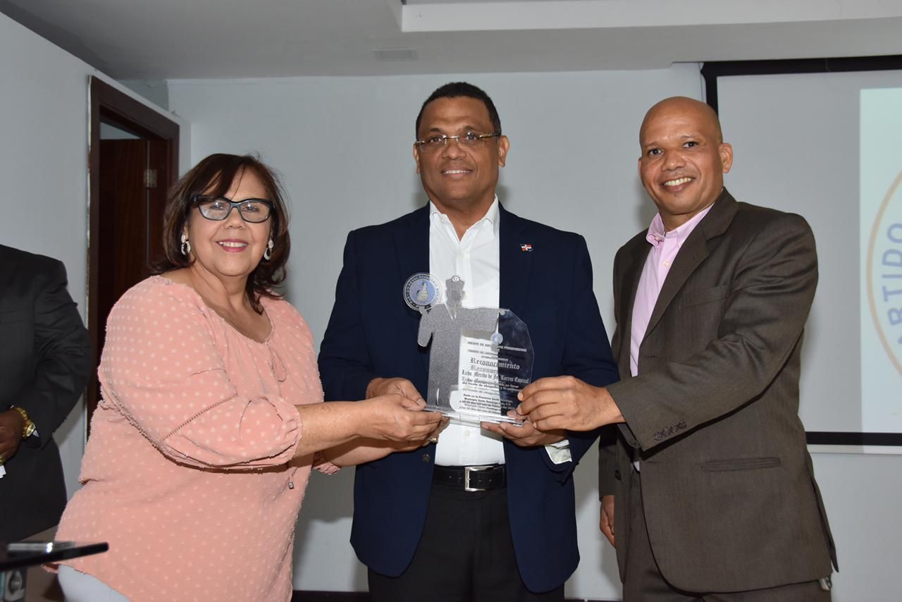 El presidente del Frente de Abogados del Partido Revolucionario Moderno (PRM) en el municipio Santo Domingo Este, Carlos Heredia, destacó la unidad y la diversidad de ideas entre los profesionales del derecho.