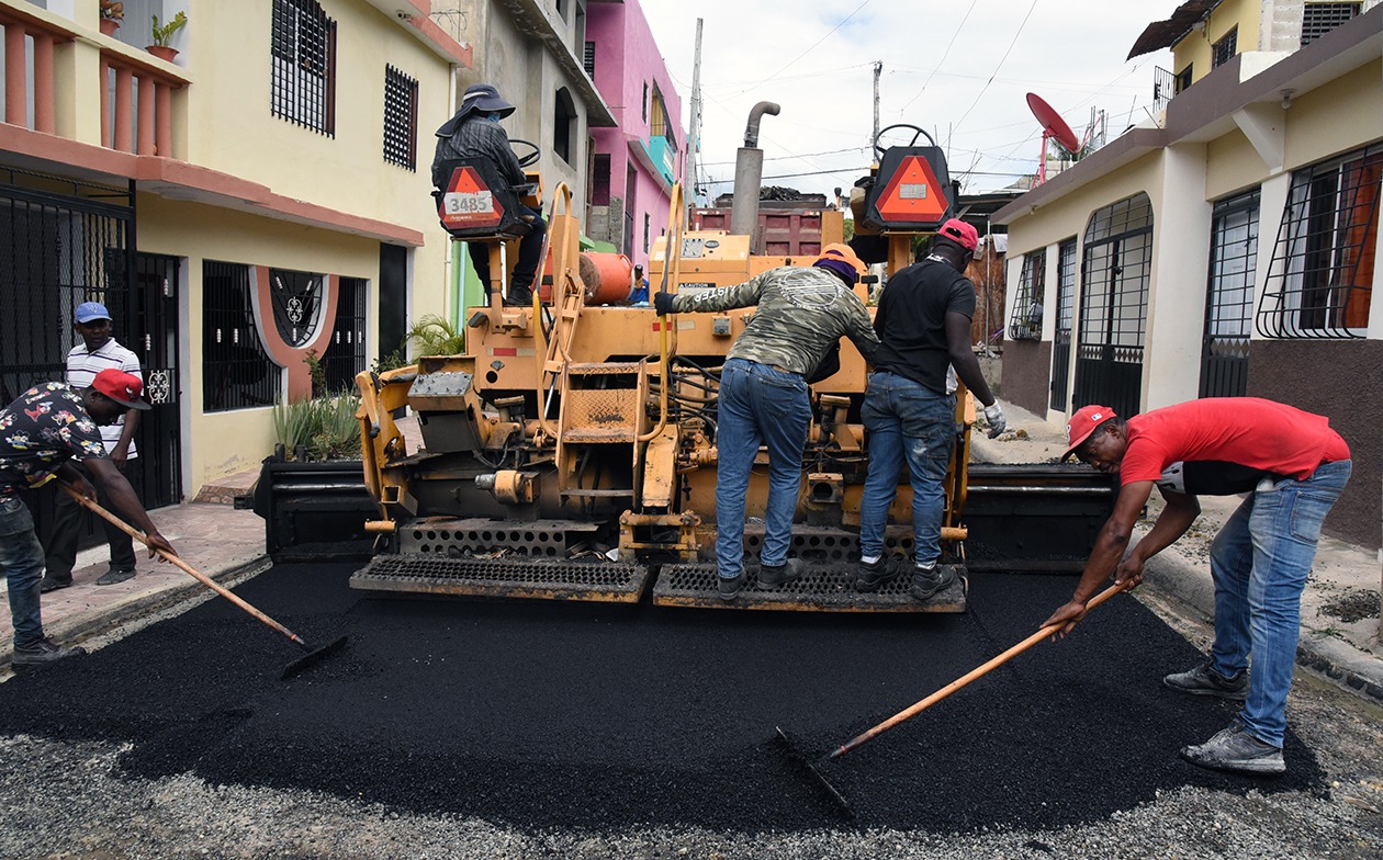 Obras Públicas asfalta calles en Santo Domingo Norte