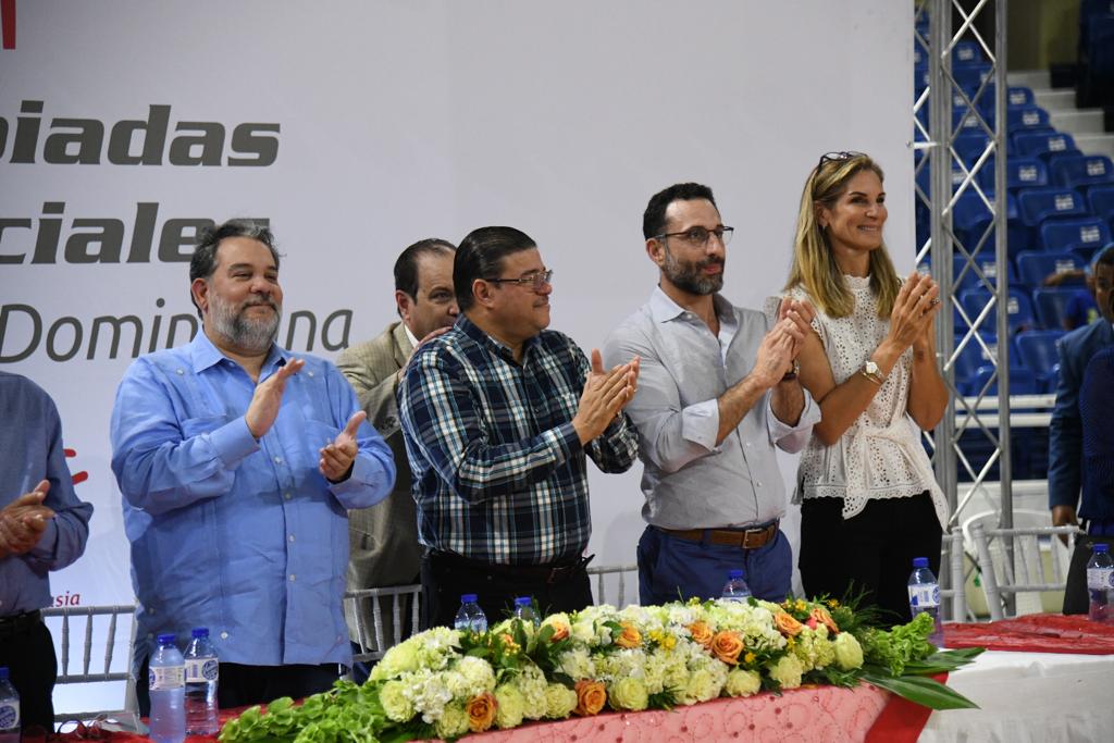 Guillermo Álvarez García-Godoy, presidente de la junta directiva de Olimpiadas Especiales República Dominicana; Francisco Camacho, ministro de deportes; Paul Hasbun, tesorero y Joelle Schad, vocal.