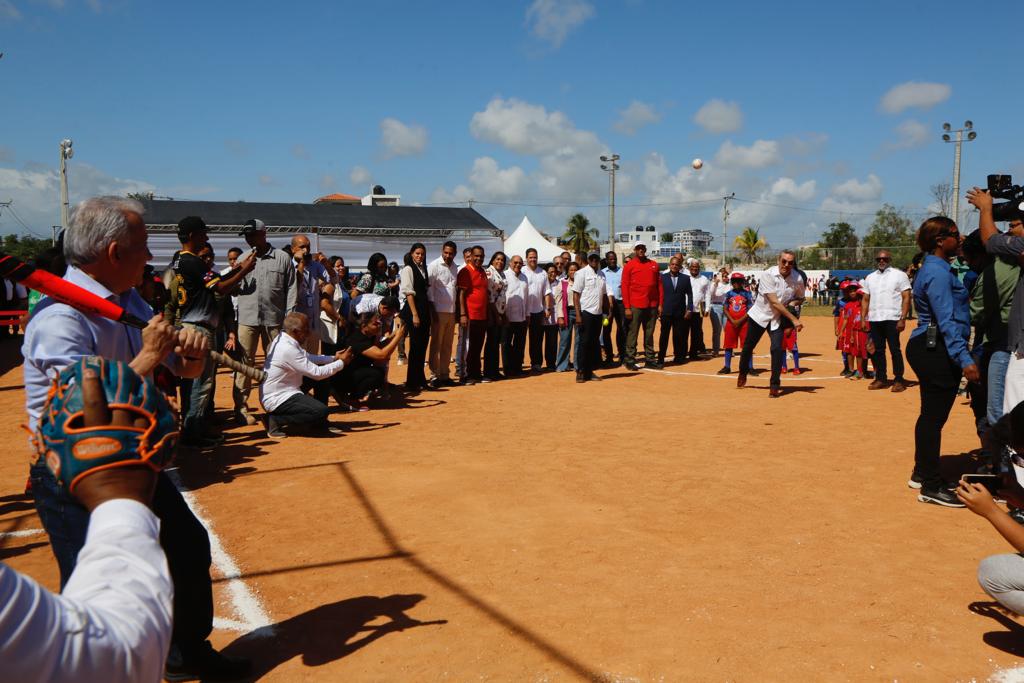 Presidente entrega estadio con inversión de más de RD$12 millones