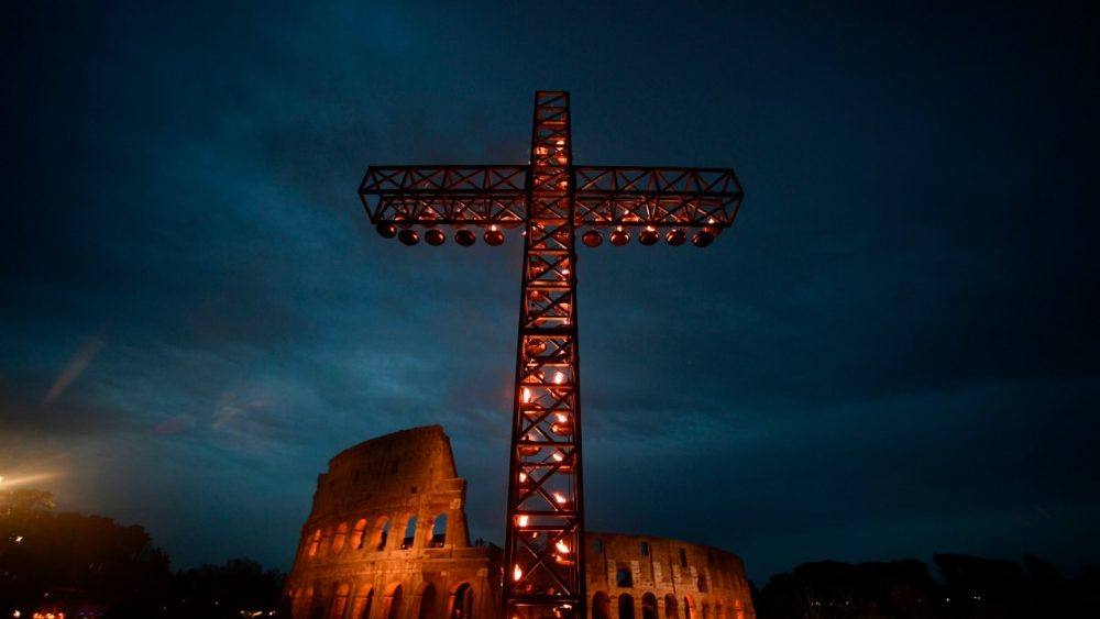 Una familia ucraniana y una rusa, protagonistas del Vía Crucis del Coliseo. Foto : Fuente externa.