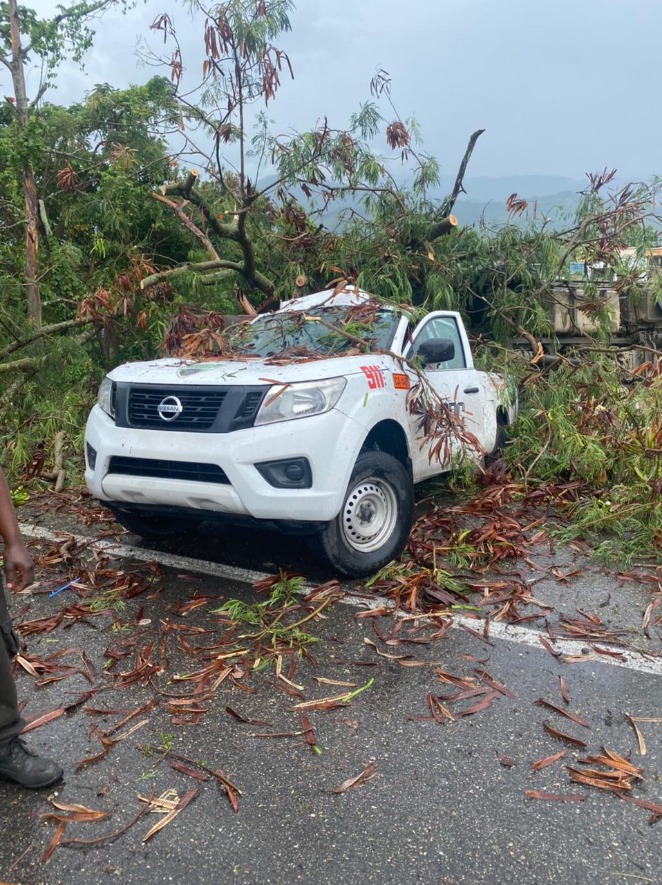 Unidad de Asistencia Vial fue impactada por patana