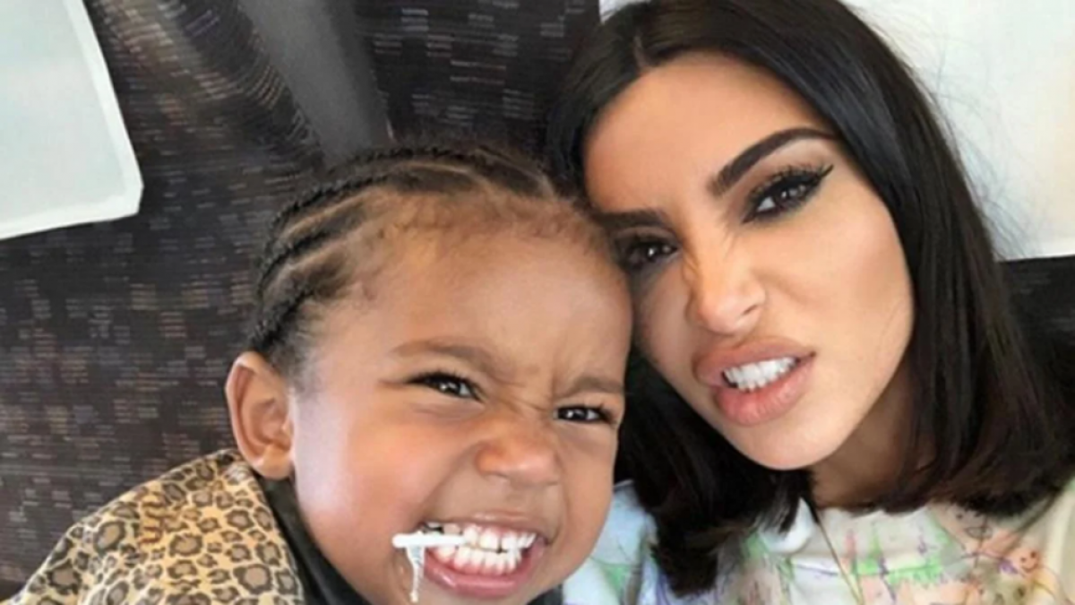 Hijo de Kim Kardashian encuentra polémico video íntimo de su madre