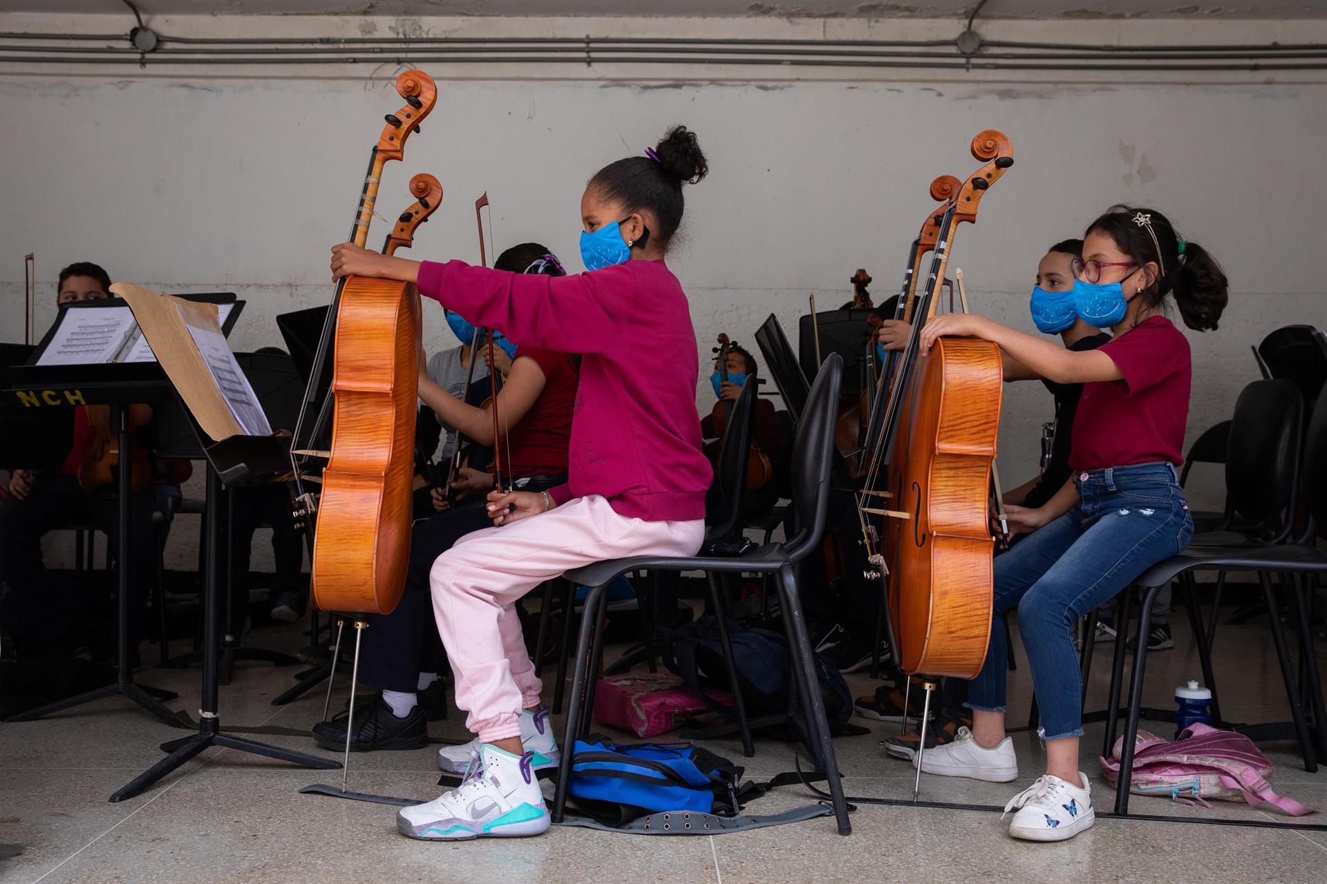 Bárbara Molina, con 28 años, es una lutier avezada y, además, la directora de la escuela de viento de un núcleo de "El Sistema" -como es popularmente conocido- ubicado en el este de Caracas.