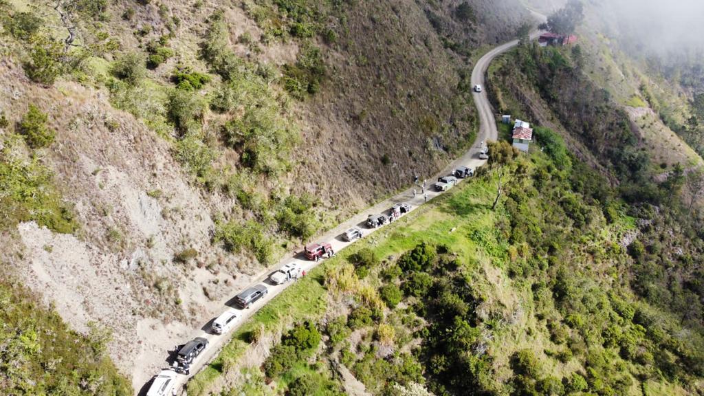 Foto panorámica de la larga fila de vehículos que participaron en el recorrido por la zona noreste de la República Dominicana.